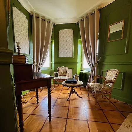Chateau Philip * Saint-Genet-Lerpt
