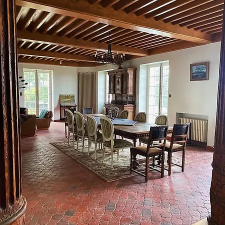 Chateau Philip Bed & Breakfast Saint-Genet-Lerpt