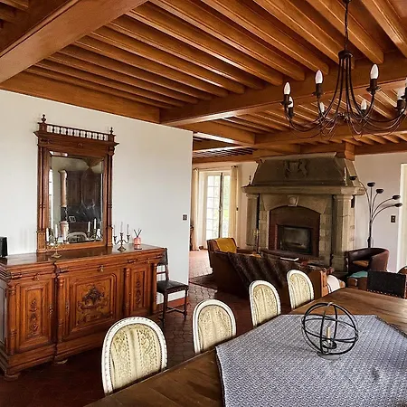 Chateau Philip * Saint-Genet-Lerpt