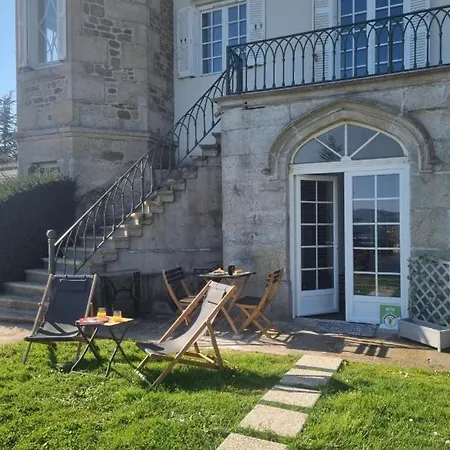 Chateau Philip Bed & Breakfast Saint-Genet-Lerpt
