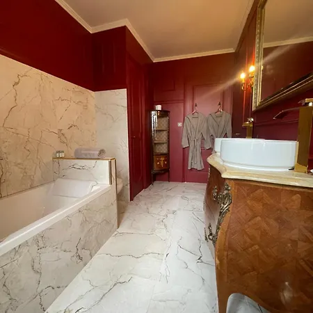 Chateau Philip Bed & Breakfast Saint-Genet-Lerpt